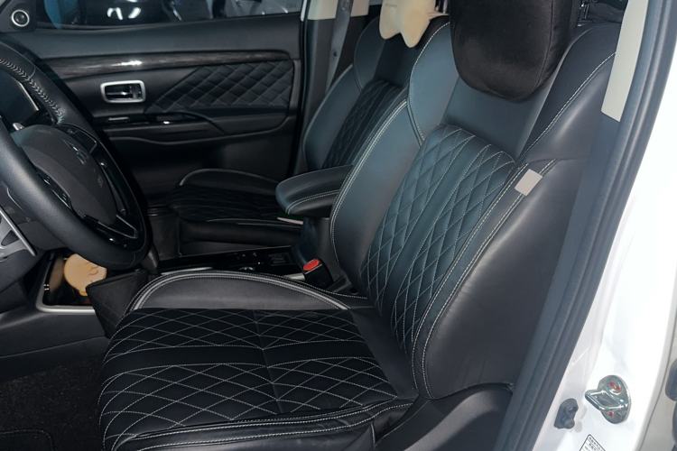 Used Mitsubishi Outlander 2020 2.4L 4x4 Zhi Xiang Edition 7-Seater Interior 2