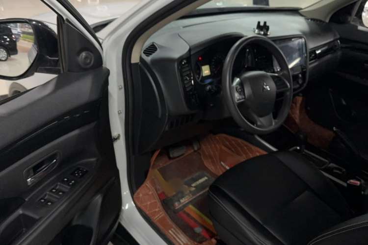 Used Mitsubishi Outlander 2020 2.0L Two-Wheel Drive Comfort Edition 5 Seats Interior 2