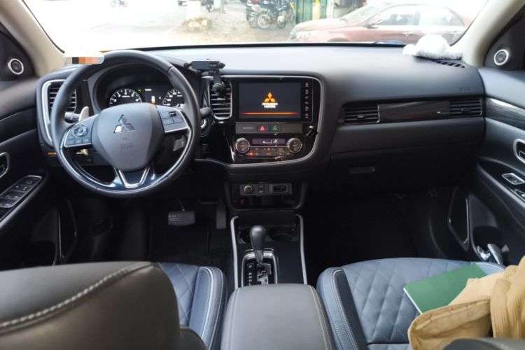 Used Mitsubishi Outlander 2020 2.4L 4x4 Zhi Xiang Edition 7-Seater Interior 2
