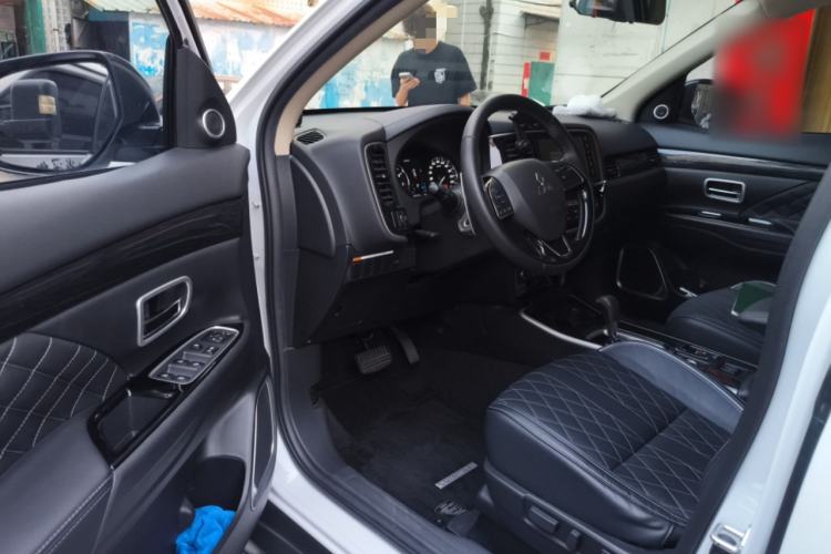 Used Mitsubishi Outlander 2020 2.4L 4x4 Zhi Xiang Edition 7-Seater Interior 3