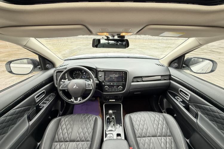 Used Mitsubishi Outlander 2020 2.4L 4x4 Zhi Xiang Edition 7-Seater Interior 3