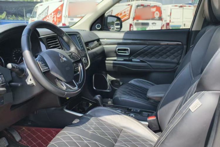 Used Mitsubishi Outlander 2020 2.4L 4x4 Zhi Xiang Edition 5 Seats Interior 3