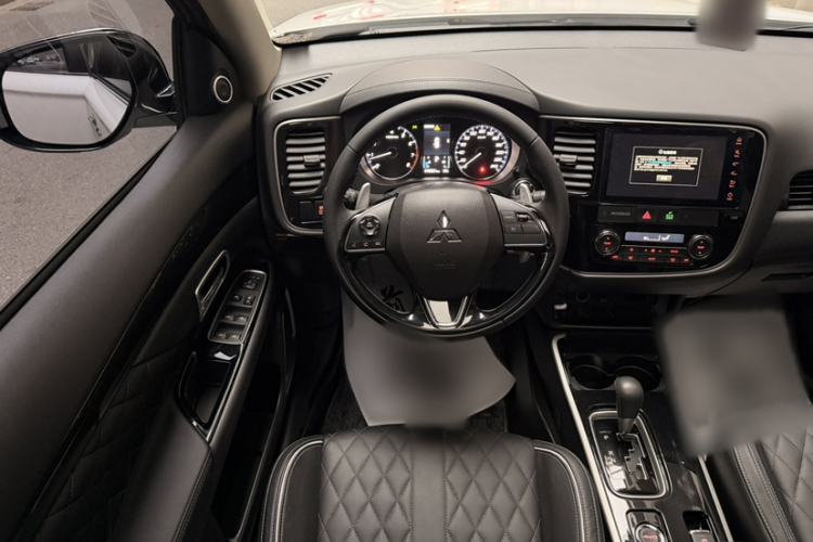 Used Mitsubishi Outlander 2020 2.4L 4x4 Zhi Xiang Edition 5 Seats Interior 3