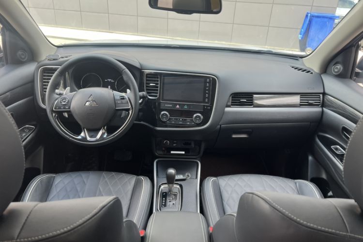 Used Mitsubishi Outlander 2020 2.4L 4x4 Zhi Xiang Edition 5 Seats Interior 4