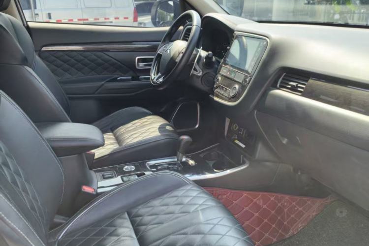Used Mitsubishi Outlander 2020 2.4L 4x4 Zhi Xiang Edition 5 Seats Interior 4