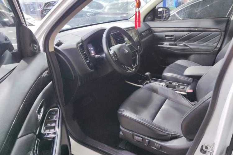 Used Mitsubishi Outlander 2020 2.0L Two-Wheel Drive Enjoyment Version 5 Seats Interior 5