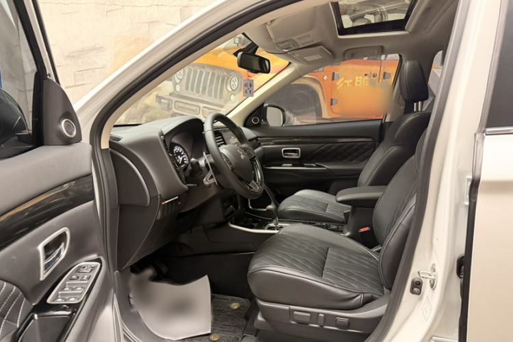 Used Mitsubishi Outlander 2020 2.4L 4x4 Zhi Xiang Edition 5 Seats Interior 5