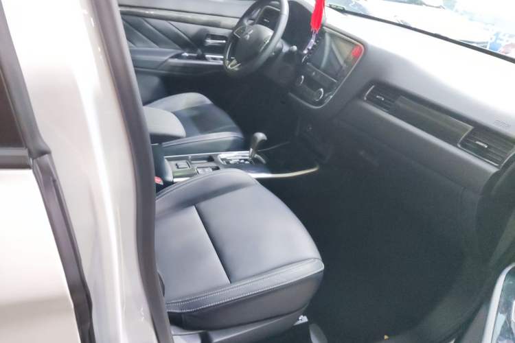 Used Mitsubishi Outlander 2020 2.0L Two-Wheel Drive Enjoyment Version 5 Seats Interior 9
