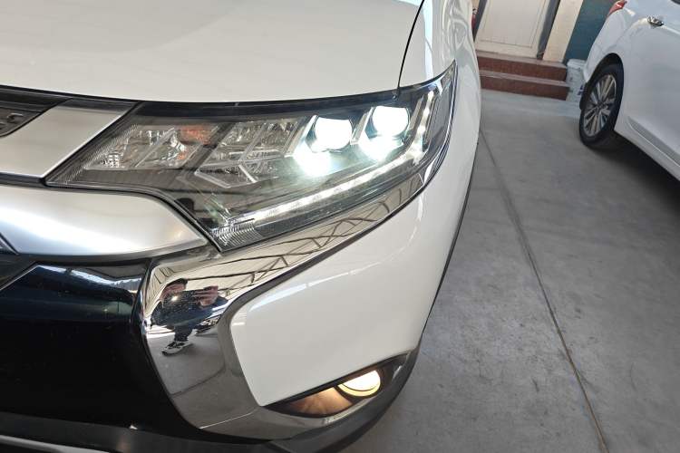 Used Mitsubishi Outlander 2020 2.4L 4x4 Zhi Xiang Edition 7-Seater Left Front Headlight