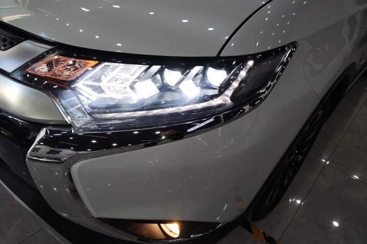 Used Mitsubishi Outlander 2020 2.4L 4x4 Zhi Xiang Edition 5 Seats Left Front Headlight