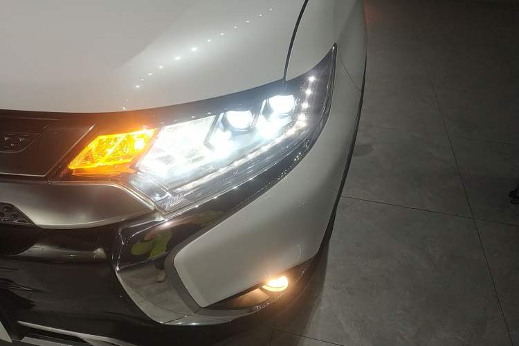 Used Mitsubishi Outlander 2020 2.4L 4x4 Zhi Xiang Edition 5 Seats Left Front Headlight