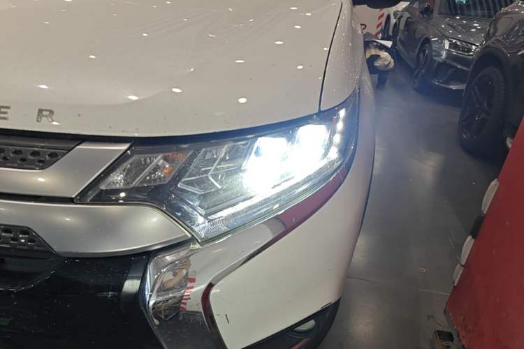 Used Mitsubishi Outlander 2020 2.4L 4x4 Zhi Xiang Edition 5 Seats Left Front Headlight