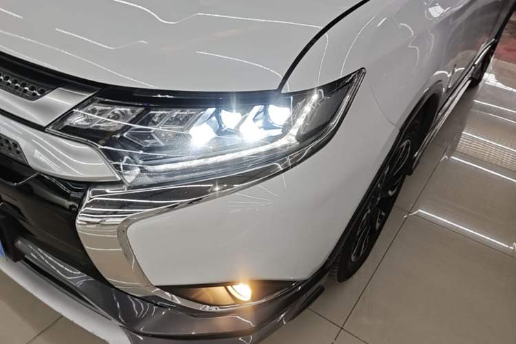 Used Mitsubishi Outlander 2020 2.4L 4x4 Zhi Xiang Edition 5 Seats Left Front Headlight