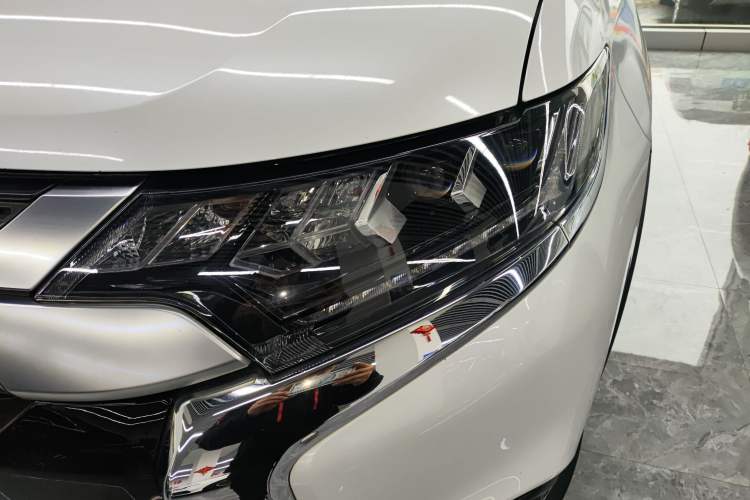Used Mitsubishi Outlander 2020 2.4L 4x4 Zhi Xiang Edition 7-Seater Left Front Headlight