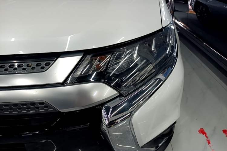 Used Mitsubishi Outlander 2020 2.4L 4x4 Zhi Xiang Edition 7-Seater Left Front Headlight