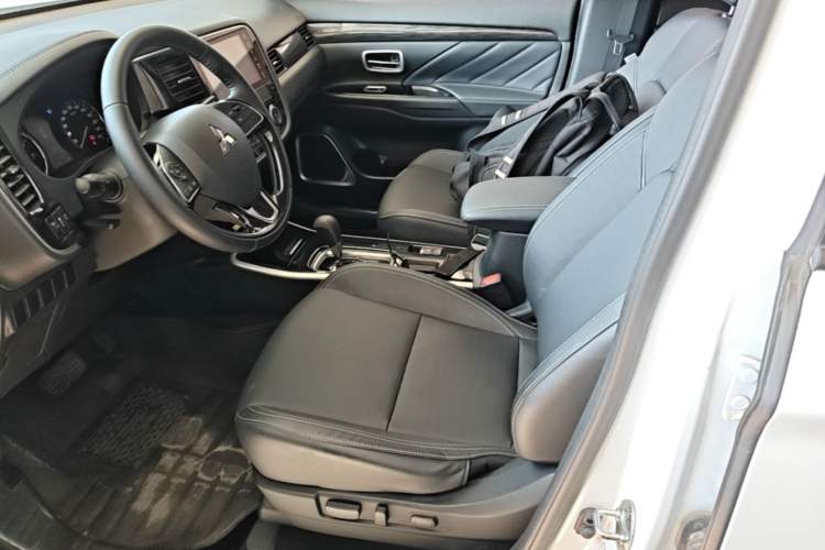 Used Mitsubishi Outlander 2020 2.0L Two-Wheel Drive Enjoyment Version 5 Seats Left Front Seat