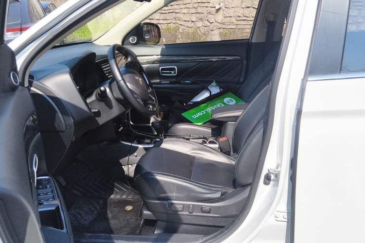 Used Mitsubishi Outlander 2020 2.0L Two-Wheel Drive Enjoyment Version 5 Seats Left Front Seat