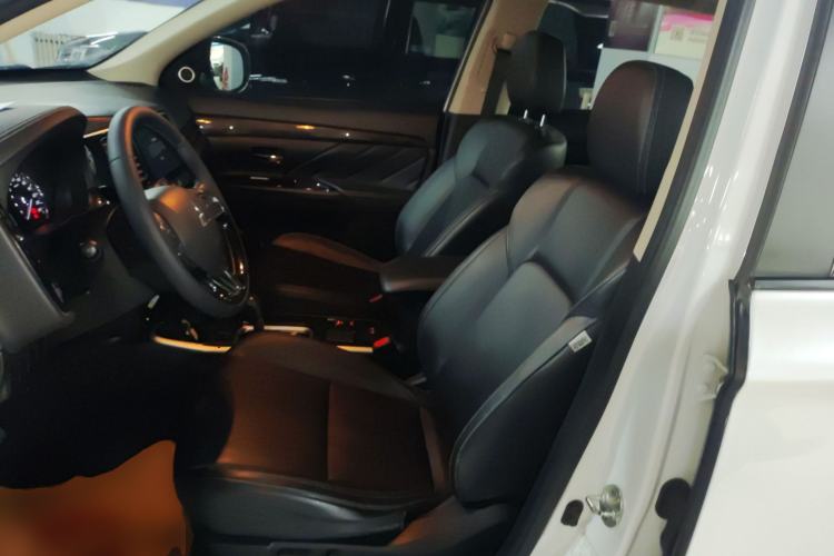 Used Mitsubishi Outlander 2020 2.0L Two-Wheel Drive Enjoyment Version 5 Seats Left Front Seat