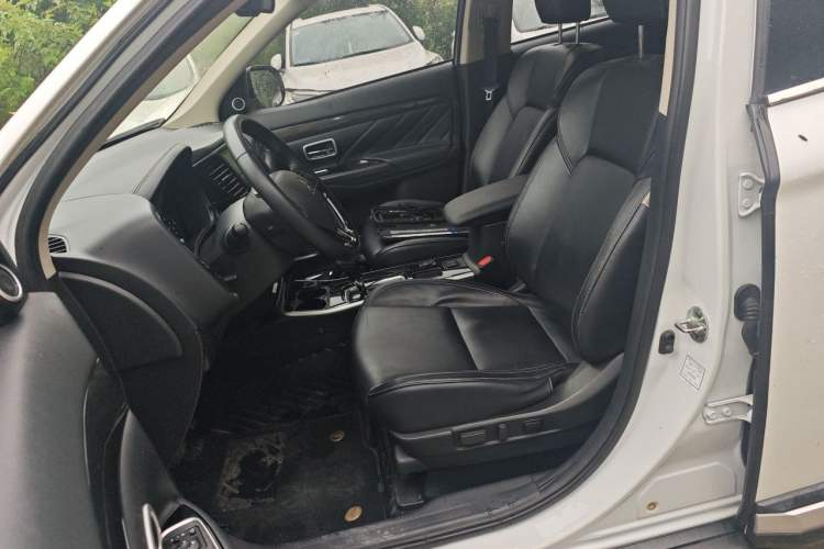 Used Mitsubishi Outlander 2020 2.0L Two-Wheel Drive Enjoyment Version 5 Seats Left Front Seat