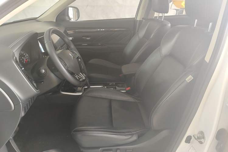 Used Mitsubishi Outlander 2020 2.0L Two-Wheel Drive Enjoyment Version 5 Seats Left Front Seat