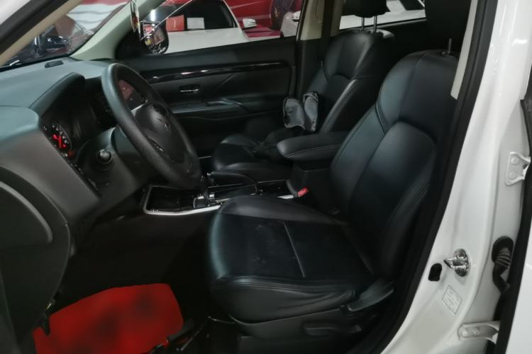 Used Mitsubishi Outlander 2020 2.0L Two-Wheel Drive Comfort Edition 5 Seats Left Front Seat
