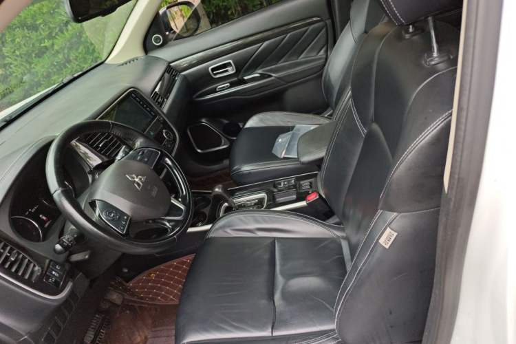 Used Mitsubishi Outlander 2020 2.0L Two-Wheel Drive Enjoyment Version 5 Seats Left Front Seat