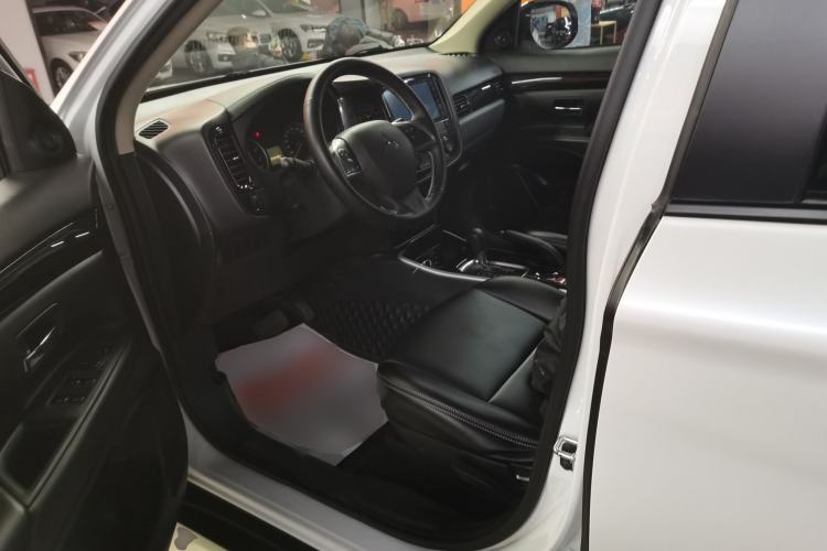 Used Mitsubishi Outlander 2020 2.0L Two-Wheel Drive Comfort Edition 5 Seats Left Front Seat
