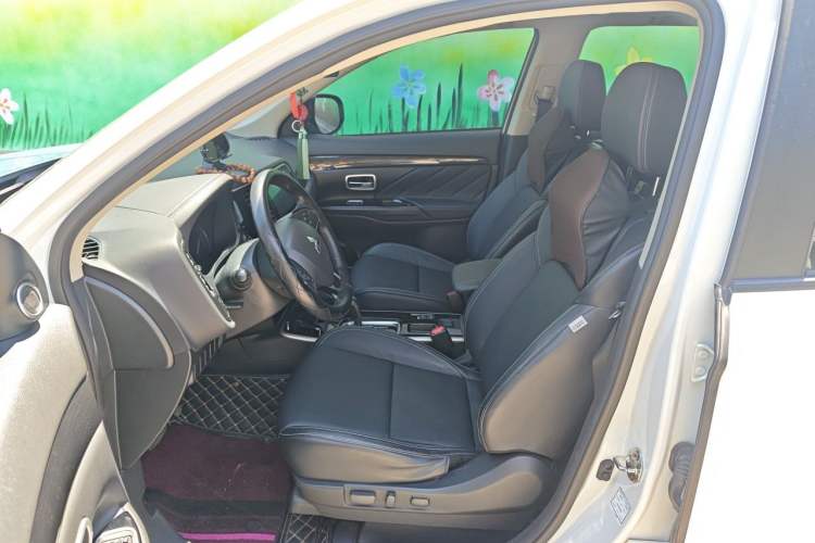 Used Mitsubishi Outlander 2020 2.0L Two-Wheel Drive Comfort Edition 7-Seater Left Front Seat