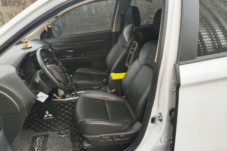 Used Mitsubishi Outlander 2020 2.0L Two-Wheel Drive Enjoyment Version 5 Seats Left Front Seat