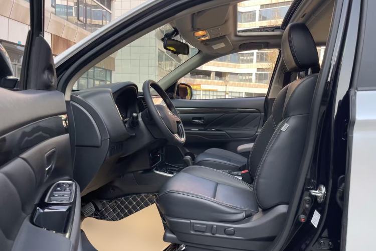Used Mitsubishi Outlander 2020 2.0L Two-Wheel Drive Enjoyment Version 5 Seats Left Front Seat