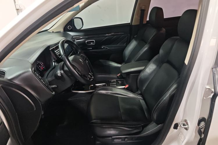 Used Mitsubishi Outlander 2020 2.0L Two-Wheel Drive Enjoyment Version 5 Seats Left Front Seat