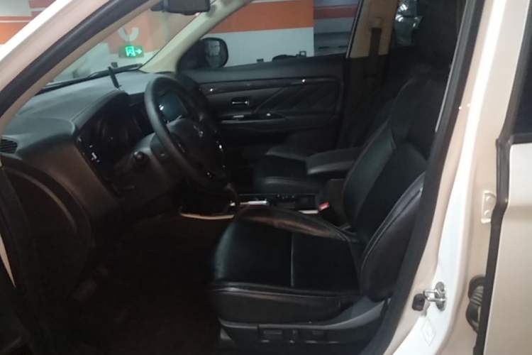 Used Mitsubishi Outlander 2020 2.0L Two-Wheel Drive Enjoyment Version 5 Seats Left Front Seat
