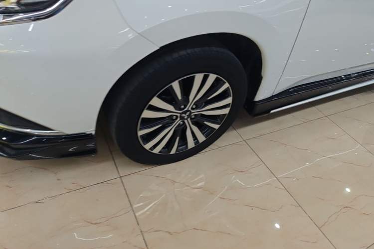 Used Mitsubishi Outlander 2020 2.4L 4x4 Zhi Xiang Edition 5 Seats Left Front Wheel Hub