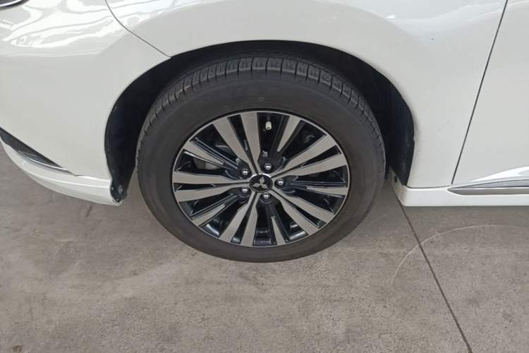 Used Mitsubishi Outlander 2020 2.0L Two-Wheel Drive Comfort Edition 7-Seater Left Front Wheel Hub