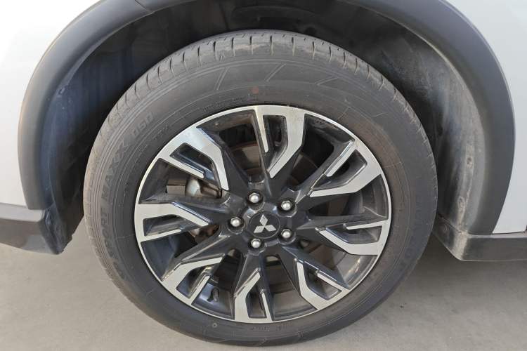 Used Mitsubishi Outlander 2020 2.4L 4x4 Zhi Xiang Edition 7-Seater Left Front Wheel Hub