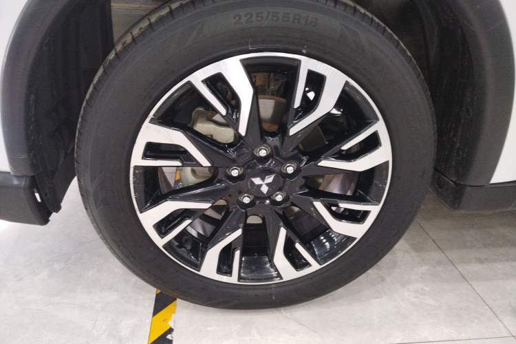 Used Mitsubishi Outlander 2020 2.4L 4x4 Zhi Xiang Edition 5 Seats Left Front Wheel Hub