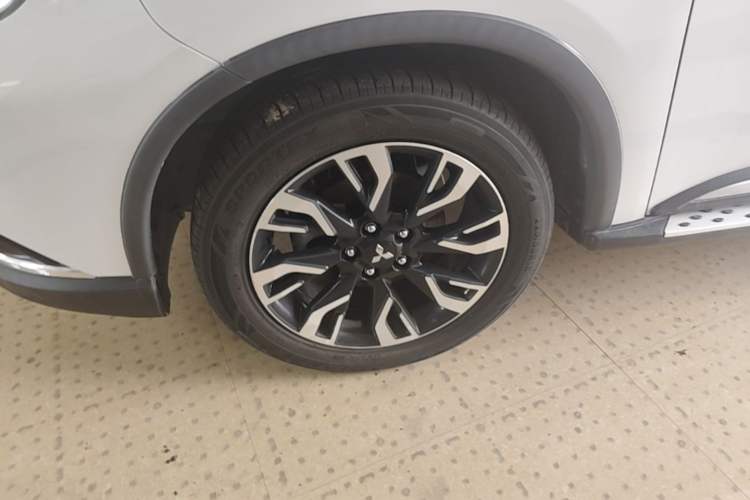 Used Mitsubishi Outlander 2020 2.0L Two-Wheel Drive Enjoyment Version 5 Seats Left Front Wheel Hub