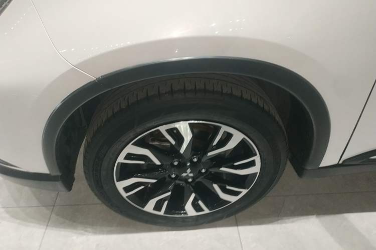 Used Mitsubishi Outlander 2020 2.4L 4x4 Zhi Xiang Edition 5 Seats Left Front Wheel Hub