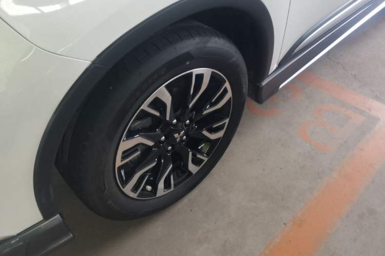 Used Mitsubishi Outlander 2020 2.4L 4x4 Zhi Xiang Edition 5 Seats Left Front Wheel Hub