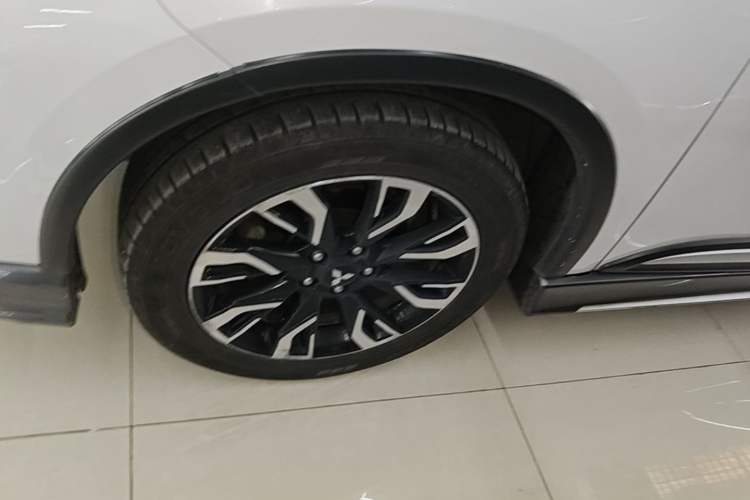 Used Mitsubishi Outlander 2020 2.4L 4x4 Zhi Xiang Edition 5 Seats Left Front Wheel Hub
