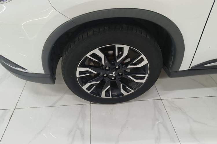 Used Mitsubishi Outlander 2020 2.4L 4x4 Zhi Xiang Edition 7-Seater Left Front Wheel Hub