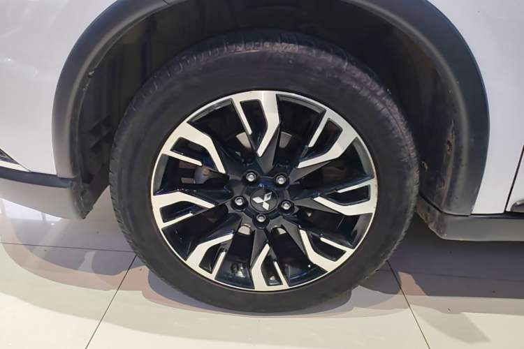 Used Mitsubishi Outlander 2020 2.0L Two-Wheel Drive Comfort Edition 7-Seater Left Front Wheel Hub