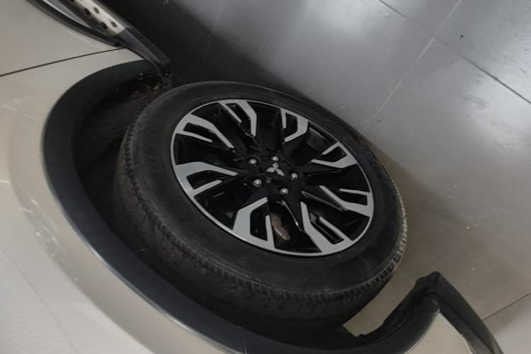 Used Mitsubishi Outlander 2020 2.4L 4x4 Zhi Xiang Edition 7-Seater Left Front Wheel Hub