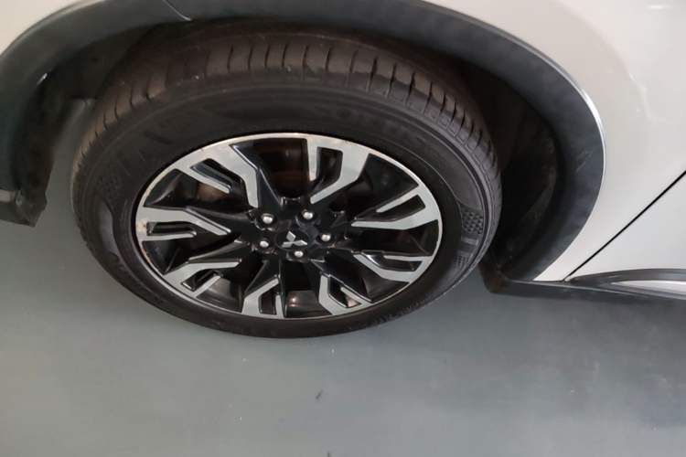 Used Mitsubishi Outlander 2020 2.4L 4x4 Zhi Xiang Edition 7-Seater Left Front Wheel Hub