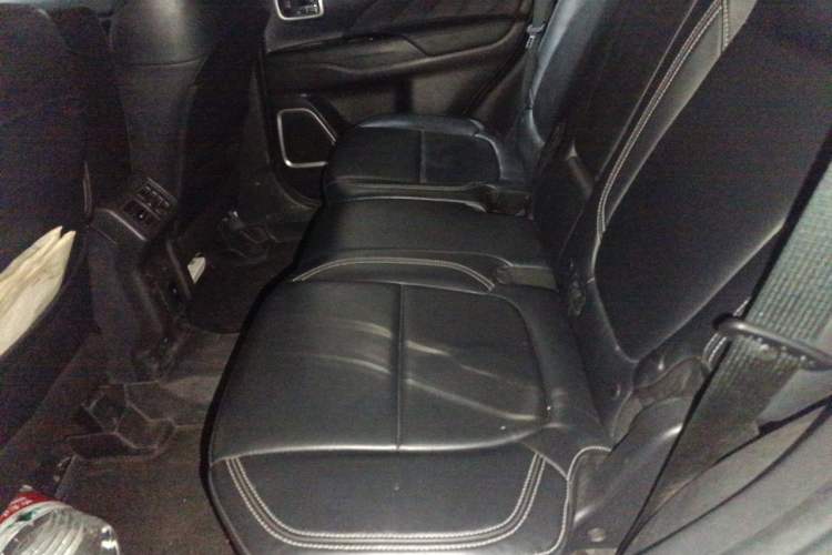 Used Mitsubishi Outlander 2020 2.0L Two-Wheel Drive Comfort Edition 7-Seater Left Rear Seat