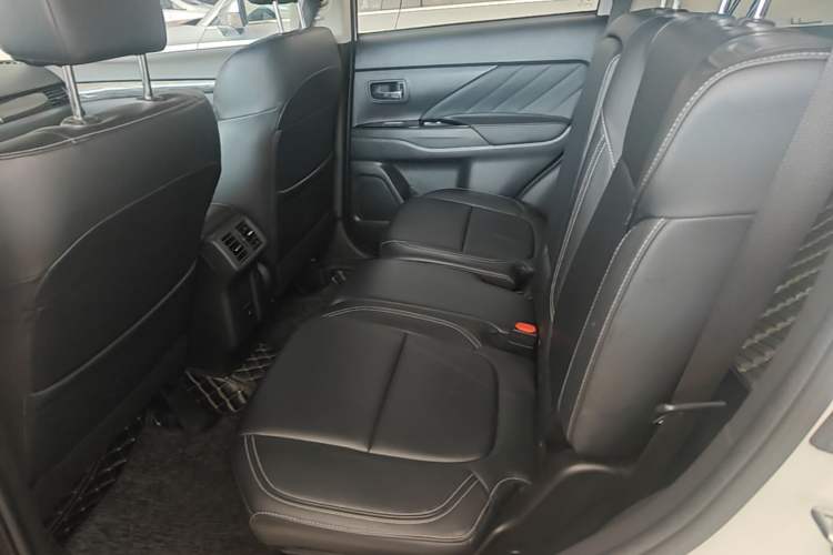 Used Mitsubishi Outlander 2020 2.0L Two-Wheel Drive Comfort Edition 7-Seater Left Rear Seat