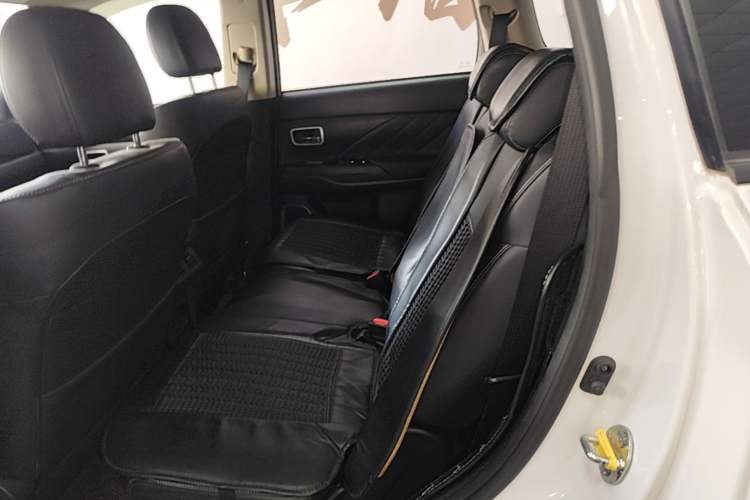 Used Mitsubishi Outlander 2020 2.0L Two-Wheel Drive Comfort Edition 7-Seater Left Rear Seat