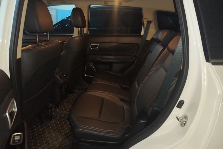 Used Mitsubishi Outlander 2020 2.0L Two-Wheel Drive Comfort Edition 7-Seater Left Rear Seat