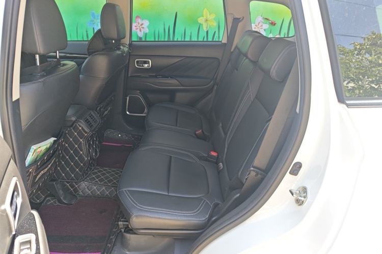 Used Mitsubishi Outlander 2020 2.0L Two-Wheel Drive Comfort Edition 7-Seater Left Rear Seat