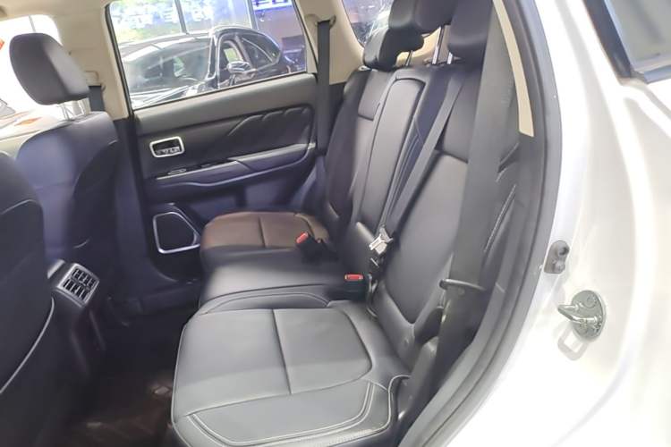 Used Mitsubishi Outlander 2020 2.0L Two-Wheel Drive Comfort Edition 7-Seater Left Rear Seat